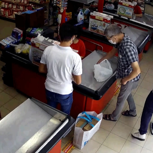 Adana polisi, büyük marketlere girerek sadece içki çalan hırsızı yakaladı