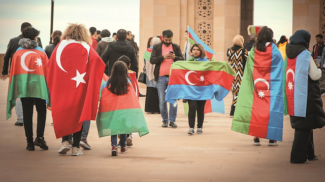 Azerbaycan’ın Ermenistan karşısında kazandığı askeri ve diplomatik zaferin farklı boyutları sokağa çıkan halkta, sanatta, sosyal medyada kendini gösteriyor.