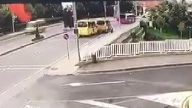 Yolcu indiren minibüse arkadan gelen bir başka minibüs çarptı: 4 yaralı