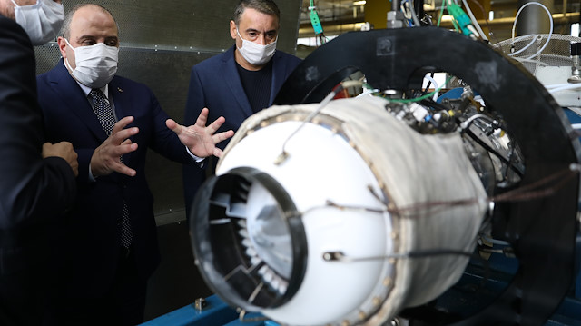 Varank, Kale Grubu'nun savunma ve havacılık şirketlerinden Kale Ar-Ge'nin geliştirdiği Milli Turbojet Motoru'nu test ederek, proje hakkında bilgi aldı.