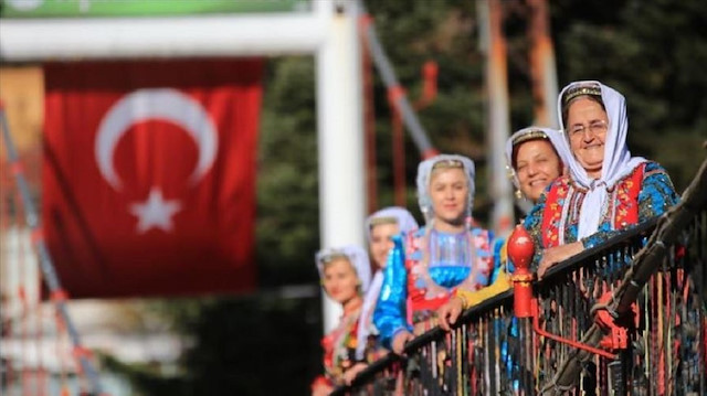 منذ 6 قرون.. نساء "أزدفاي" التركية يتشبثن بزيهن التراثي