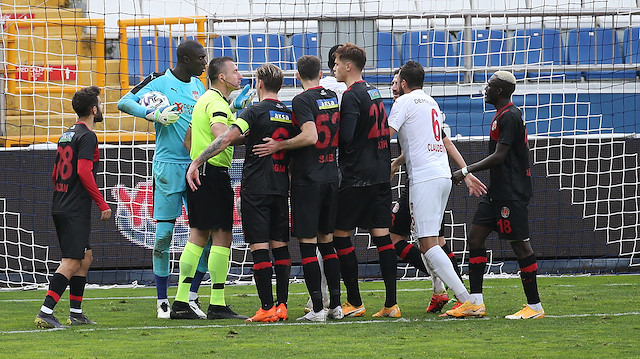 Göçek'in maçtaki yönetimi Sivasspor cephesinin büyük tepkisini çekti.