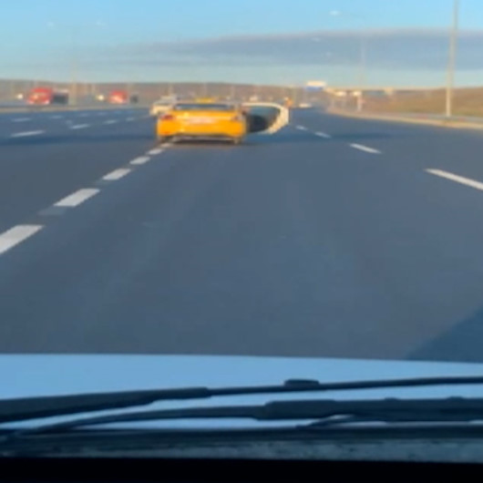 Taksici arka kapısı açık halde kilometrelerce yol gitti