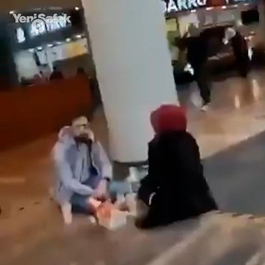 Pandemi nedeniyle masaların kaldırıldığı AVMlerde vatandaş yerde yemek yedi