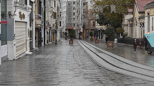 İstanbul'da cadde ve yollar boş kaldı. 