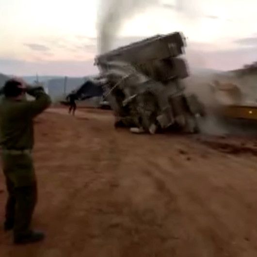 İsrail ordusuna ait tank, taşıyıcıya yüklendiği sırada devrildi