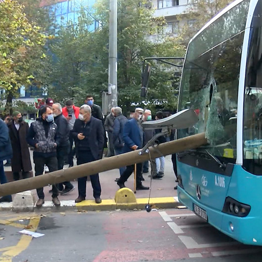 Otobüsün camından direk girdi, şoför kıl payı ölümden döndü