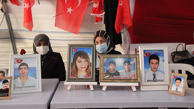 Diyarbakır'da, 6 yıl önce, 16 yaşındayken kaçırılan kızı Aysun Arslan için oturma eylemi yapan Aydan Arslan (sağda)