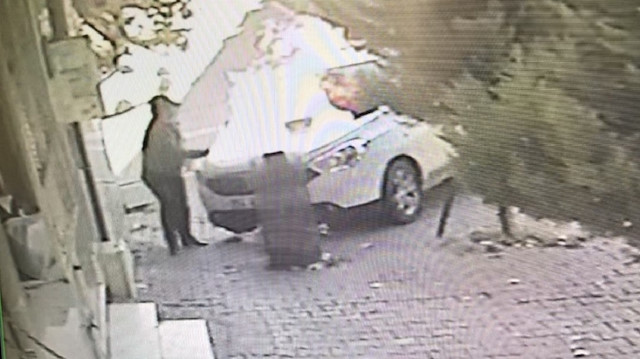 Esenyurt’ta park halindeki aracın kundaklanması kamerada