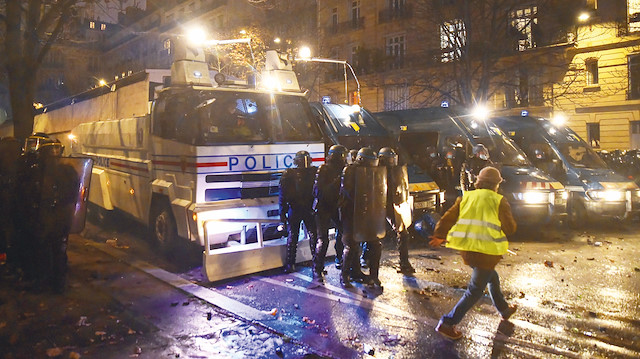 Ülkede sarı yelekliler, gösterilerinin ikinci yılında Paris’te ve çeşitli kentlerde yeniden sokaklara indi. 