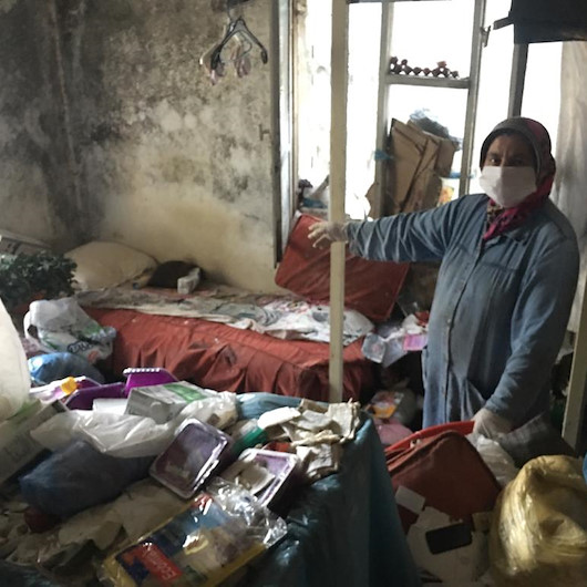 Adanada dört yıldır dışarı çıkmayan kadının yaşadığı çöp ev görenleri hayrete düşürdü