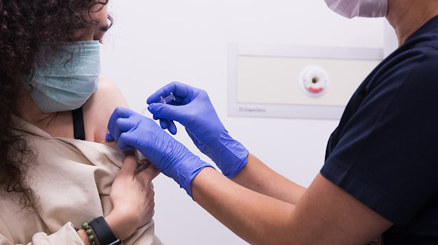 Ankara Şehir Hastanesi Enfeksiyon Hastalıkları Kliniğindeki aşı uygulaması için öğretmen Ayşegül Durmaz, kızı Gökçe Durmazla aşı için gönüllü oldu.