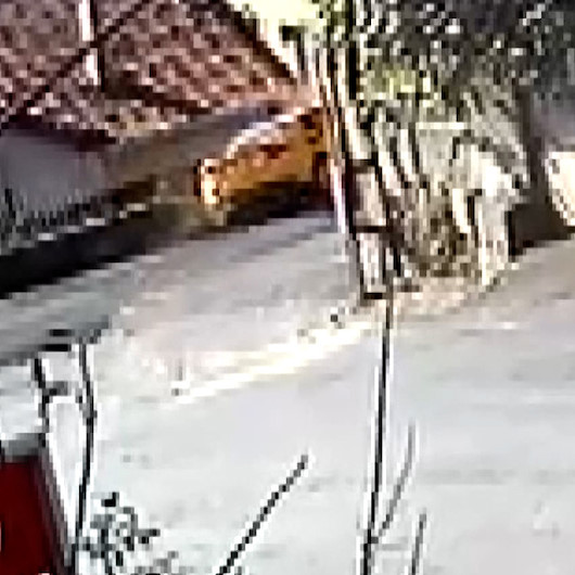 Sarıyerde kontrolden çıkan ticari taksi evin bahçesine daldı