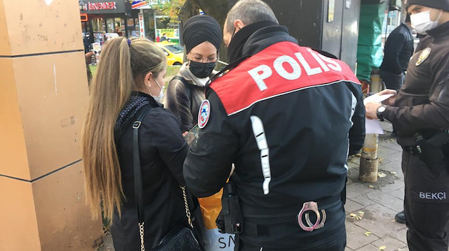 Maske takmayan kadın polislere tepki gösterdi.