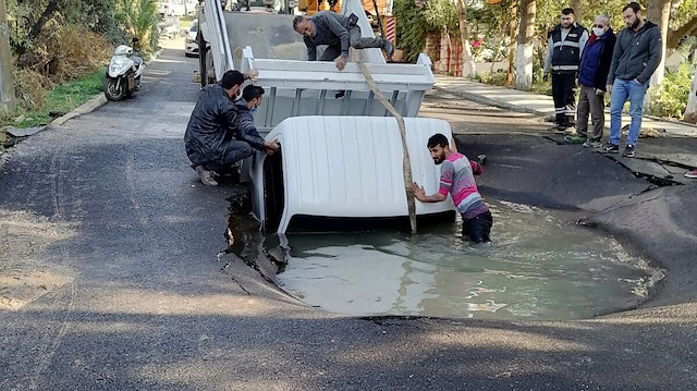 Bodrum'da su borusu patladı, kamyonet içine düştü