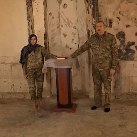 Aliyevden Ağdam Camisine ziyaret: Mekkeden getirdiği Kuran-ı Kerimi bağışladı