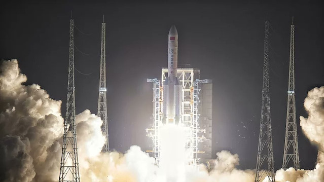 "Chang’e 5" isimli insansız uzay aracını Ay’a fırlattı.