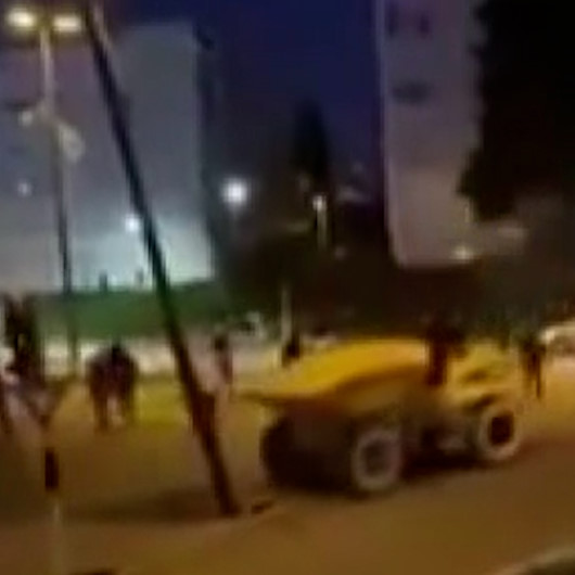 Fransa’da bir grup çaldıkları iş makinası ile güvenlik kameralarını yıktı