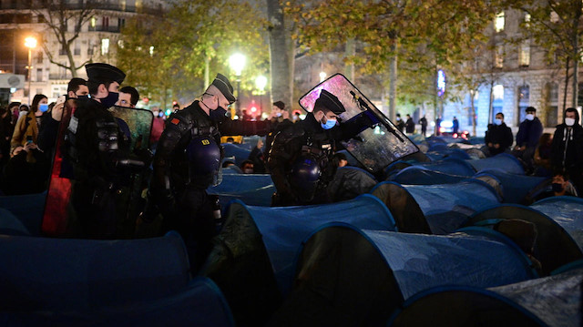 الشرطة الفرنسية تستخدم الغاز المسيل في تفكيك مخيم للاجئين