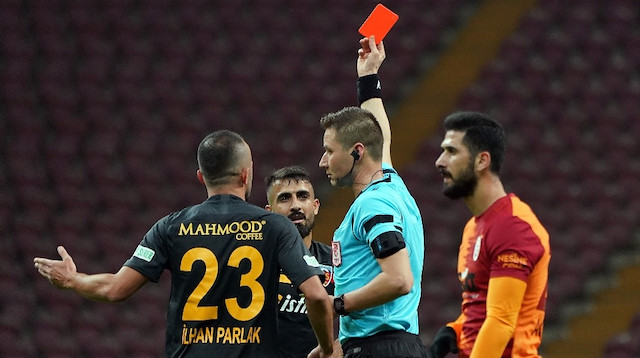 Muğdat Çelik'in gördüğü kırmızı kart sosyal medyada gündem oldu.