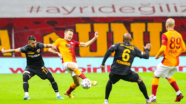 Kayserispor'da Muğdat Çelik, ikinci sarıdan kırmızı kartla oyundan atılmıştı.