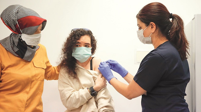 Kovid-19 aşısı, sağlık çalışanlarının ardından gönüllüler üzerinde uygulanmaya başladı. Ankara Şehir Hastanesi Enfeksiyon Hastalıkları Kliniği’ndeki aşı uygulamasına, öğretmen anne Ayşegül Durmaz, kızı Gökçe ile gönüllü oldu.