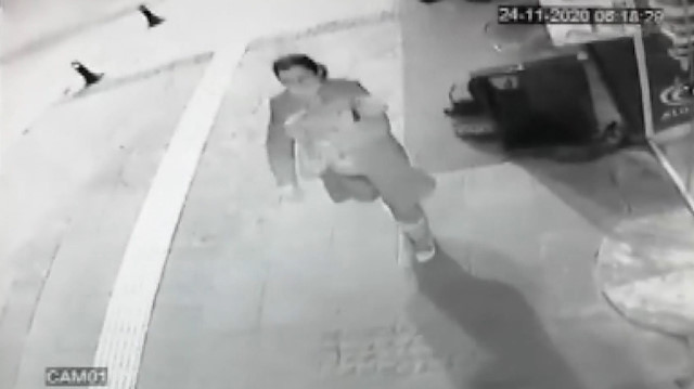 Sivas'ta vicdansız annenin yeni doğmuş bebeği boş arsaya terk ettiği anlar kamerada