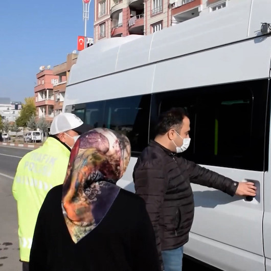 Siirtte toplu taşıma araçlarındaki fazla yolcuları polis evlerine bıraktı