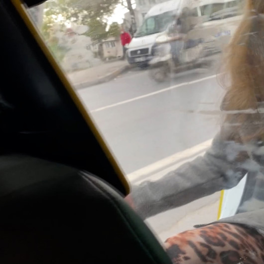 İstanbulda taksiden atlamaya çalışan alkollü kadın, sürücüye zor anlar yaşattı: Ben zaten karakolum, sen suçlu sayılırsın