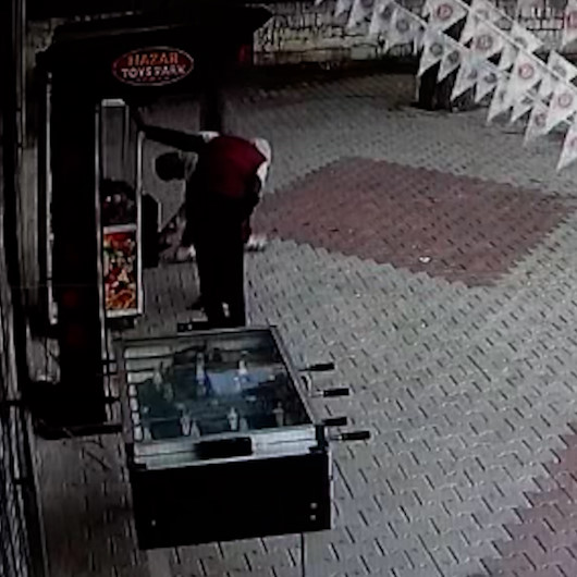 Oyun makinesinin kilidini kırıp bozuk paraları çaldılar
