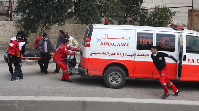 جنود الاحتلال يعتدون على مصاب فلسطيني داخل سيارة إسعاف