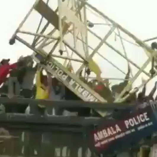 Çiftçiler sokağa indi, Hindistan karıştı