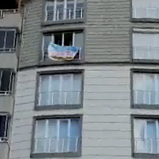 Tokatta vakalar artınca evinin camına koronavirüs bitene kadar misafir almıyoruz yazılı afiş astı