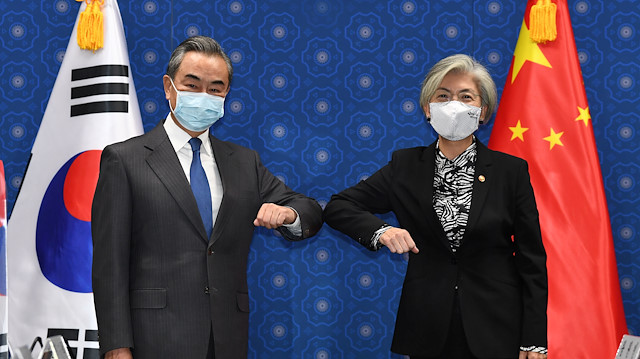 Chinese Foreign Minister Wang Yi (L) and South Korean Foreign Minister Kang Kyung-wha (R) greet prior to their meeting at the foreign ministry in Seoul, South Korea, November 26, 2020. Kim Min-hee/Pool via REUTERS

