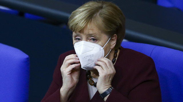 Merkel, sağlık sistemine aşırı yüklenmekten koruyan her şeyin sosyal uyuma hizmet ettiğini vurguladı.