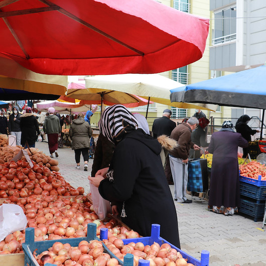 Pazarcılardan alkışlanacak hareket: Maskesini düzgün takmayanlara ürün yok