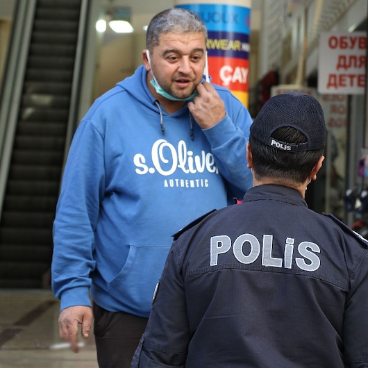 Korona denetiminde sigara içen kişiden polisleri şaşırtan cevap: Adana’dan geldim Adana’da yasak değil