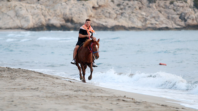 Podolski çekimlerde at binmişti.