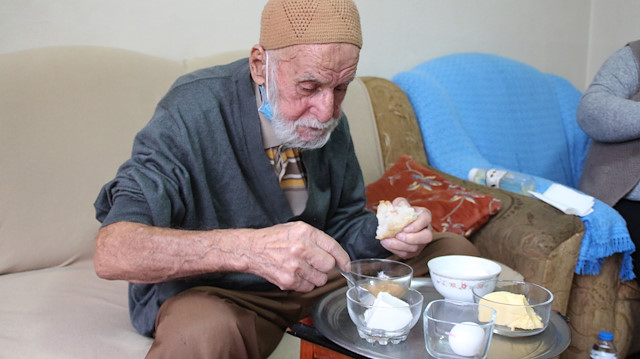 96 yaşındaki Hamdi Okutan.