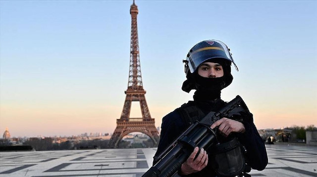 باريس.. الشرطة تمارس عنفا "عنصريا" ضد شاب من أصل إفريقي