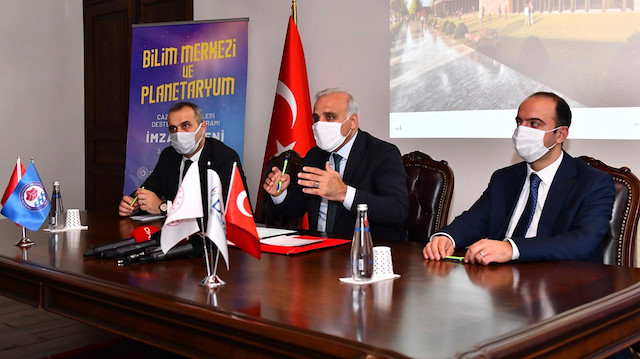 Büyükşehir Belediye Başkanı Murat Zorluoğlu ve DOKA Genel Sekreteri Onur Adıyaman arasında Planetaryum ve Bilim Merkezi protokolü imzalandı.