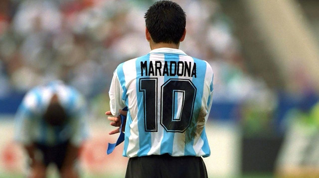 Diego Maradona, Arjantin Milli Takımı ile 1986 Dünya Kupası'nda zafer elde etmiş ve dünya futboluna adını altın harflerle yazdırmıştı. 