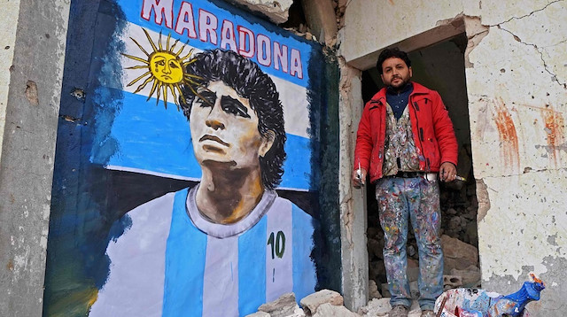 فنان سوري يرسم "مارادونا" على جدار منزل مدمر بإدلب