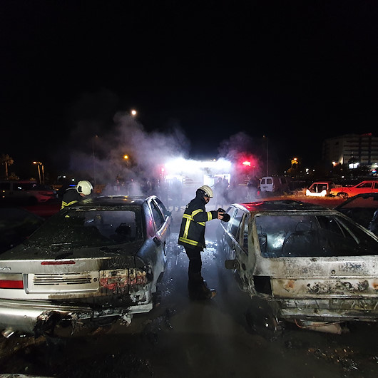 Adanada depodaki 3 hurda araç yanarak küle döndü