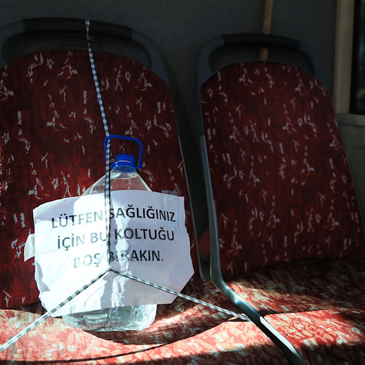 Otobüsteki koltuklara 5 litrelik plastik su ile önlem