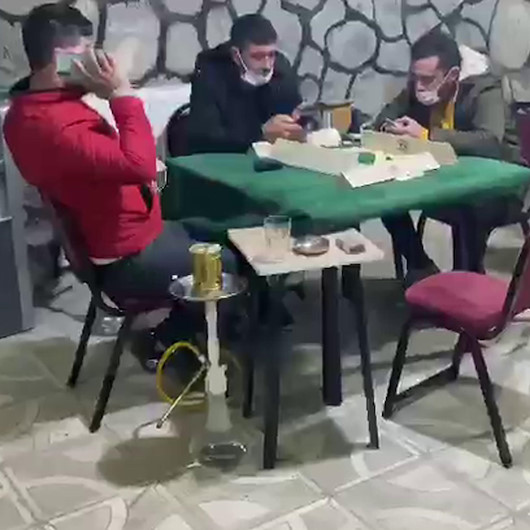 Kafeye baskın yapan polisleri şoke eden olay: Okey oynayıp nargile içenlere ceza yağdı