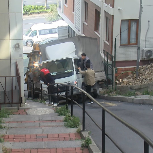 Şişlide kamyon yokuştan kayarak kaldırıma çıktı: Halatla bağladılar