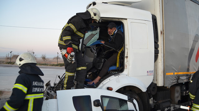 İtfaiye ekiplerinin yarım saatlik çalışması sonucu kurtarılan kamyon şoförünün sağlık durumu ciddiyetini koruyor.