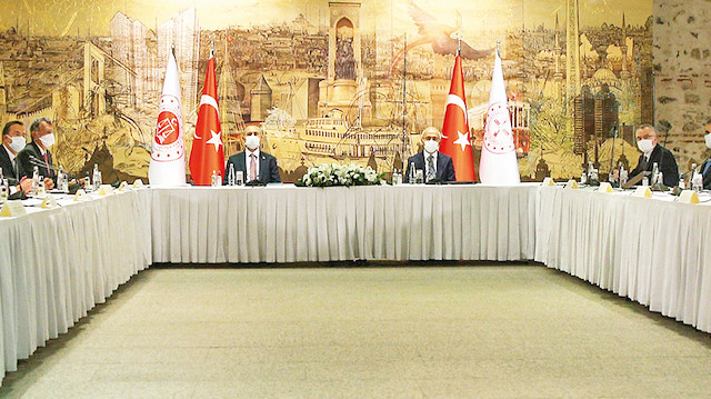 Hazine ve Maliye Bakanı Lütfi Elvan ile Adalet Bakanı Abdulhamit Gül, dün TÜSİAD yönetimiyle biraraya geldi.