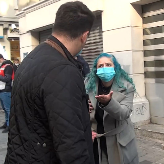Ceza yazmak isteyen polislerin şov yaptığını iddia eden kadın, vatandaşları da çileden çıkardı